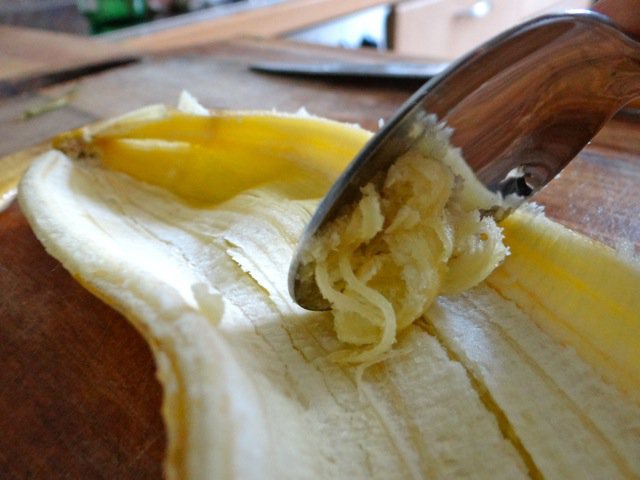 Cabbage-Flaxseed-Smoothie-Banana-skin-scrape