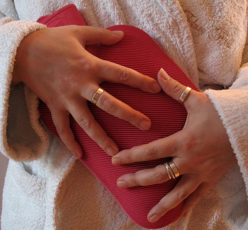 dolor-regla-vientre-Esther-Simpson-500x463